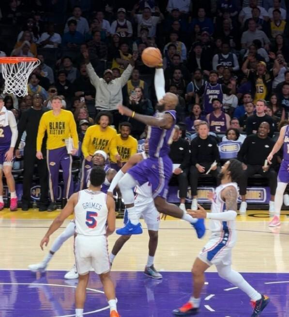 完美电竞平台-119-115！东契奇伤退，里夫斯35分，湖人险胜终结76人队5连胜